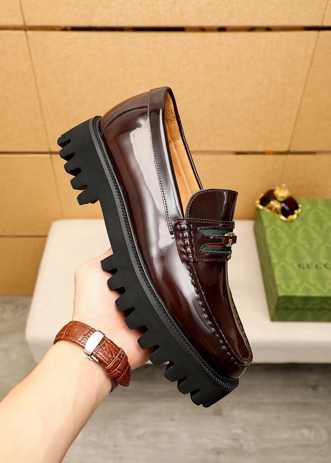Men's shoes 💰580 💐 Product trademark: GUCCI "Gucci" casual leather shoes Regular size: 38-44 (45.46🉑️customized) Product materials: Selected imported first-layer open-edge beaded cowhide leather upper + luxury hardware buckle, imported water-dyed cowhide leather lining. Strong three-dimensional visual effect, original foam outsole Color: 2⃣️colors available